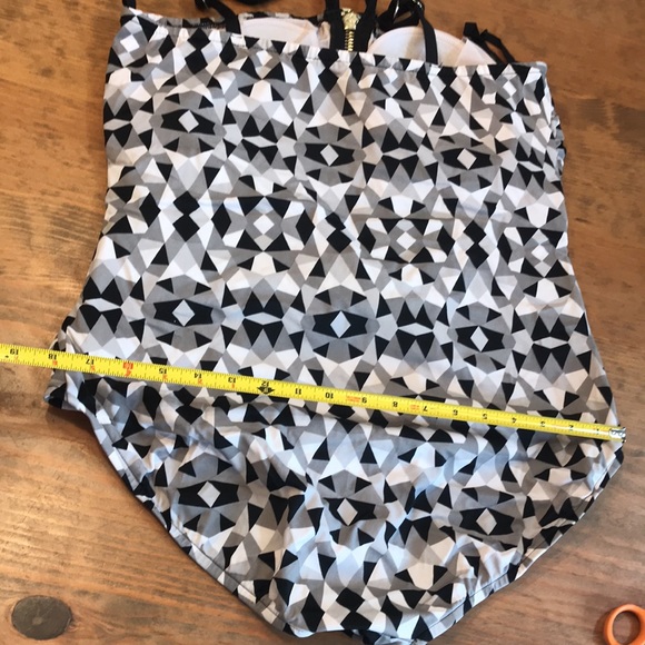 Zip front one piece swimsuit. No brand. Armpit to armpit 16.5” - Picture 7 of 8